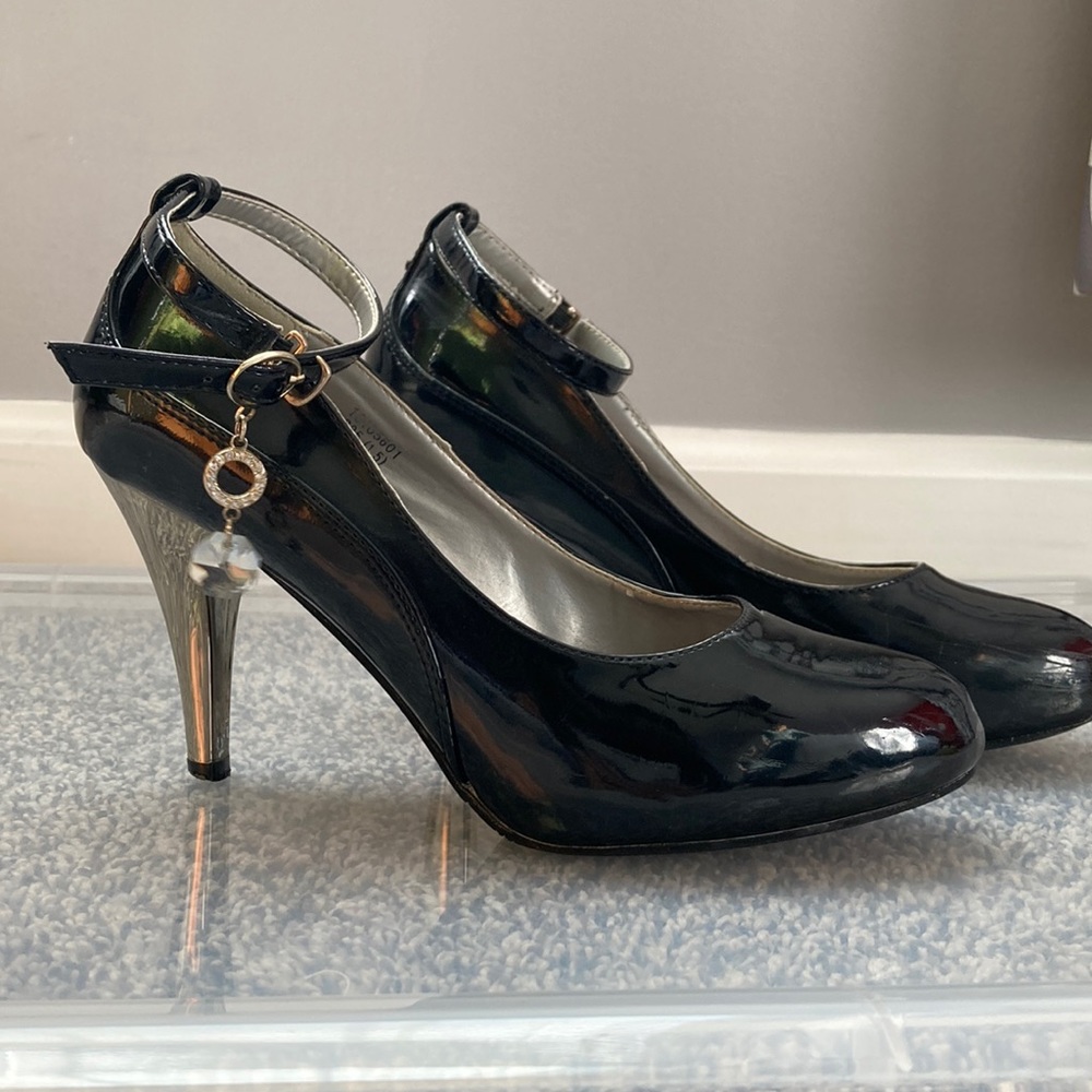 Black heels with straps. Pointed. Size 5